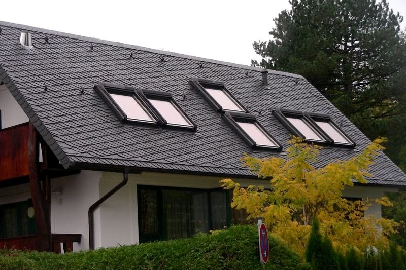Wohnhaus mit gedecktem Dach und Dachfenstern