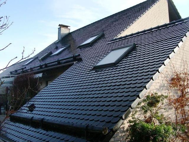 Wohnhaus mit schwarz glasierten Bieberschwänzen Format B