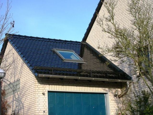 Wohnhaus mit schwarz glasierten Bieberschwänzen Format B
