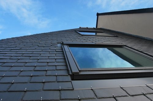 Schieferdeckung mit Dachfenster