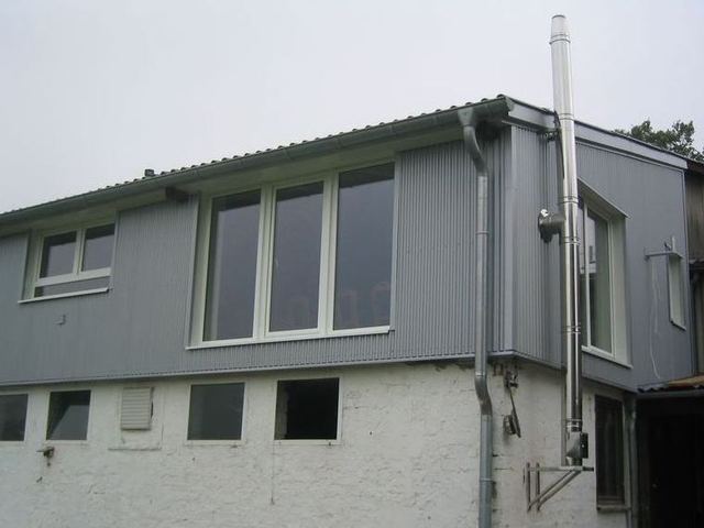 Anbau Fassadenbekleidung mit Sinuswelle silbergrau