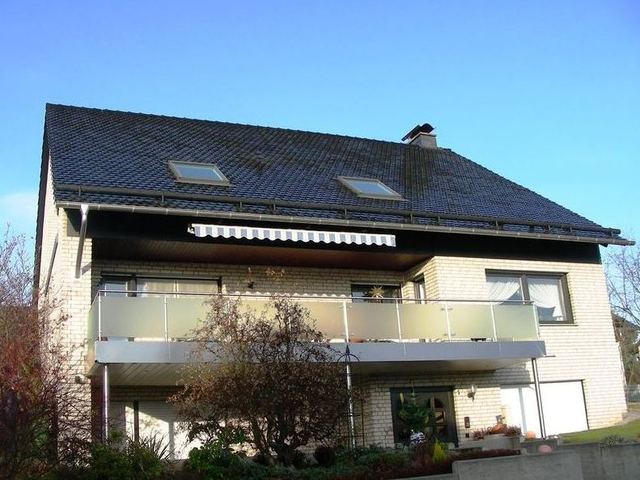 Wohnhaus mit schwarz glasierten Bieberschwänzen Format B