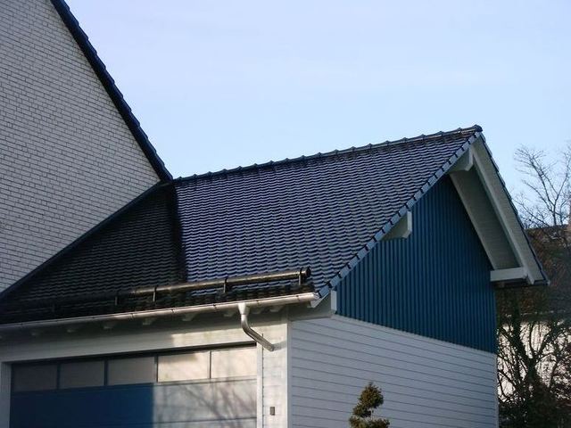 Wohnhaus mit schwarz glasierten Bieberschwänzen Format B