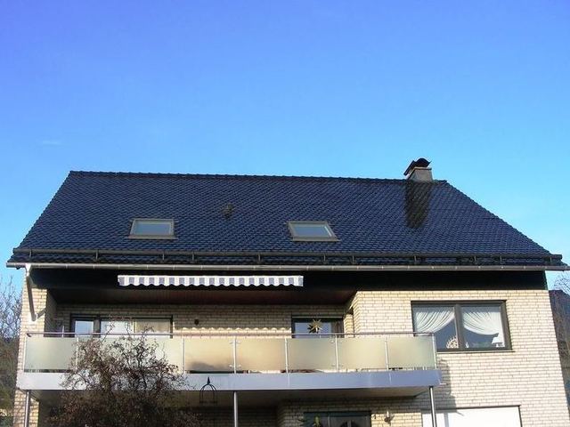 Wohnhaus mit schwarz glasierten Bieberschwänzen Format B
